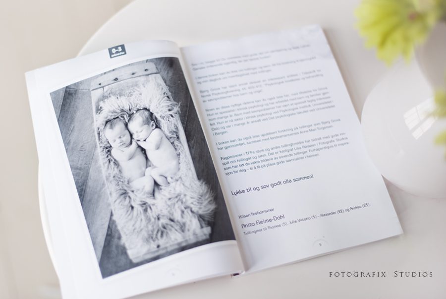 nyfødtfotografering av tvillinger