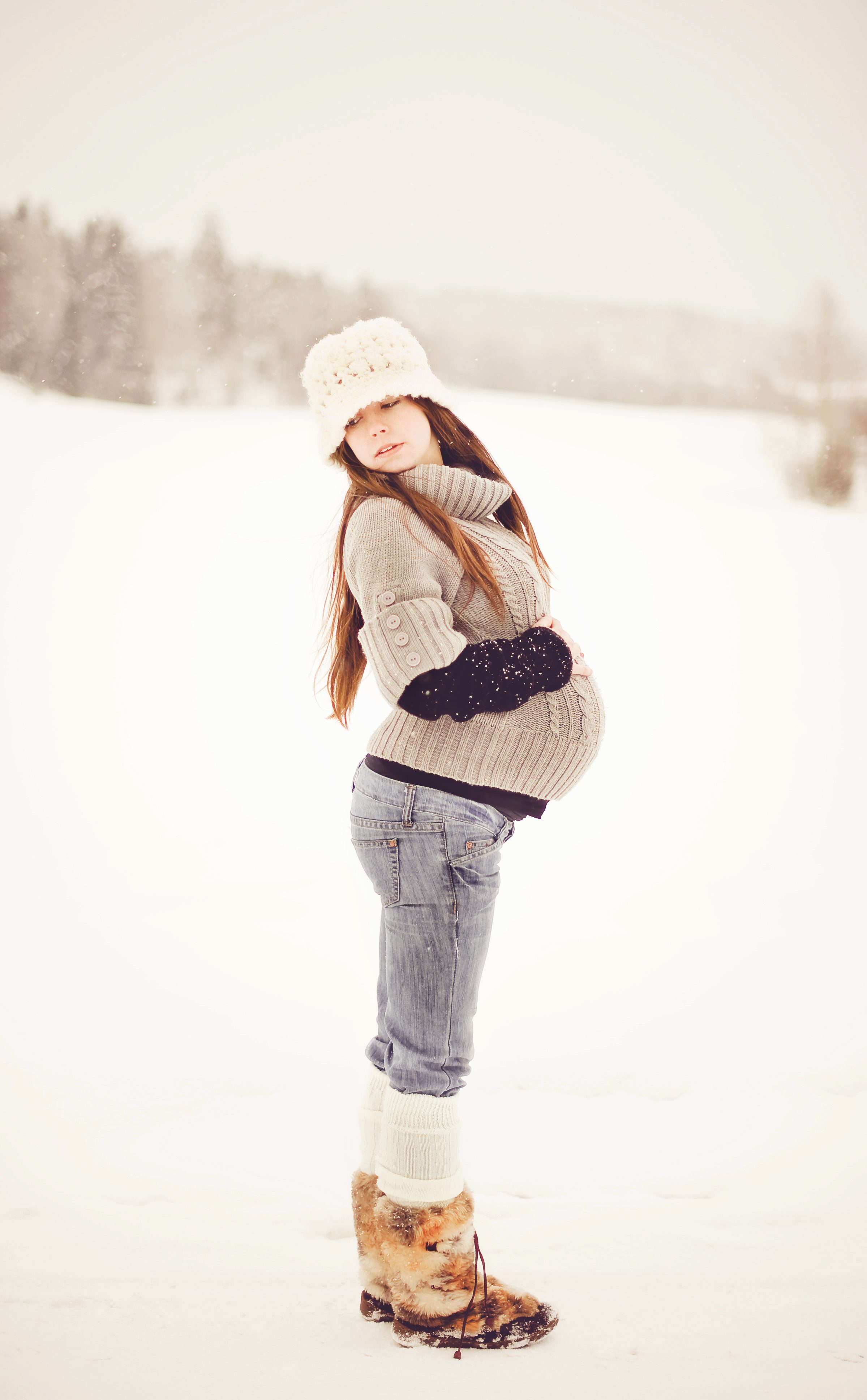 Gravidfotografering i snøen gravidfoto