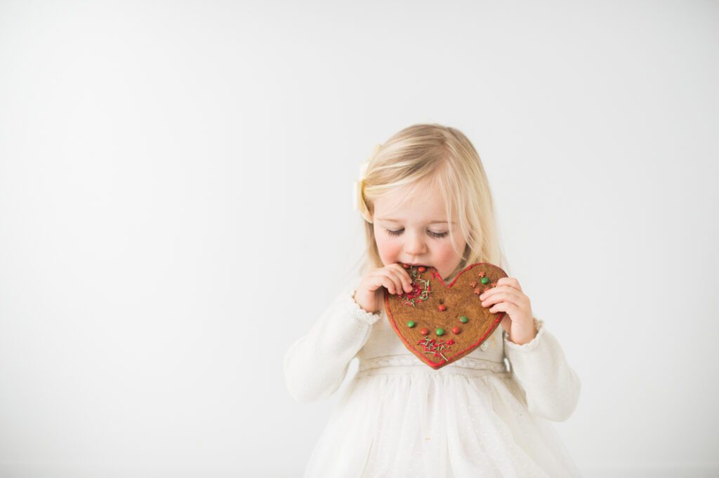 Barn spiser pepperkake i babyfotografering fra Fotografix Studios fotograf i Asker